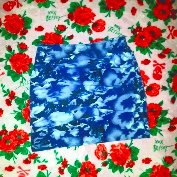 Mini stretchy skirt - Picture 2 of 3